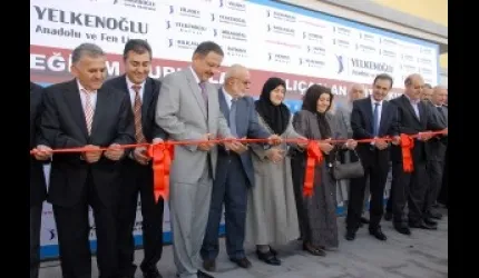 Eğitim gönüllüsü, yaptırdığı okulun açılışında gözyaşlarını tutamadı