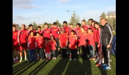 Kayserisporlu futbolcular organ nakli bekleyen çocuklarla buluştu