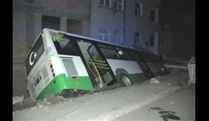 Kayseri'de Halk Otobüsü Çukura Düştü: 15 Yaralı